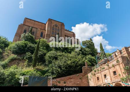 Siena, Italien - 01. Juni 2024: Fontebranda. Sonniger Tag, klarer Himmel. Stockfoto