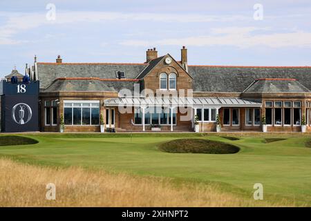 Troon, Großbritannien. Juli 2024. Zu Beginn der Open Golf-Meisterschaft 152 sind das Clubhaus des Royal Troon Golf Club und das 18. Grün mit einem Logo-Schild auf dem Claret-Krug, dem Emblem und der Trophäe verziert, die dem Gewinner am Sonntagabend verliehen werden. Quelle: Findlay/Alamy Live News Stockfoto