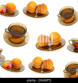 Nahtloses Muster mit Set Tassen Tee und köstlichen Cupcakes isoliert auf weißem Hintergrund. Stockfoto