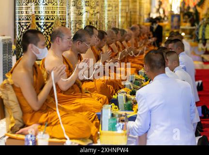 Chiang Mai, Thailand. Juli 2024. Thailändische Mönche singen Gebete in der Lanna-Zeremonie, in der buddhistische Mantren gesungen und Gebete angeboten werden, um das Schicksal und das Wohlergehen von König Rama X. zu seinem 72. Geburtstag im Wat Chedi Luang Tempel zu stärken. Die Zeremonie der Lanna-Tradition ist ein bedeutendes religiöses Ritual im Lanna-Kulturerbe im Norden Thailands. Diese Zeremonie wird oft durchgeführt, um Glück und spirituellen Segen zu fördern. (Foto: Pongmanat Tasiri/SOPA Images/SIPA USA) Credit: SIPA USA/Alamy Live News Stockfoto