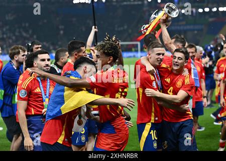 BERLIN, DEUTSCHLAND - 14. JULI: Lamine Yamal aus Spanien feiert mit seinen Teamkollegen nach dem Sieg seiner Mannschaft beim Endspiel der UEFA EURO 2024 dazwischen Stockfoto