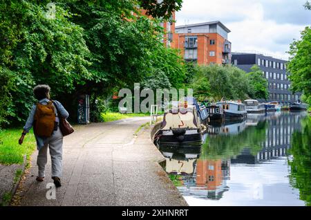 Schmalboote liegen am Rande des Grand Union Canal Paddington Arm, einer ruhigen, ruhigen Lage mitten in der geschäftigen Stadt London Stockfoto