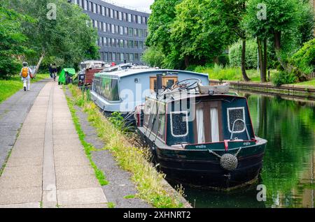 Schmalboote liegen am Rande des Grand Union Canal Paddington Arm, einer ruhigen, ruhigen Lage mitten in der geschäftigen Stadt London Stockfoto