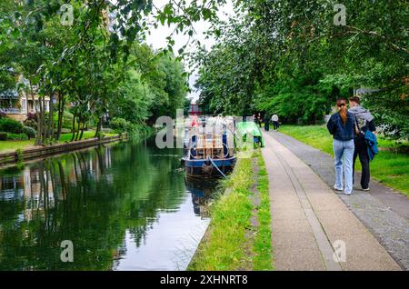 Schmalboote liegen am Rande des Grand Union Canal Paddington Arm, einer ruhigen, ruhigen Lage mitten in der geschäftigen Stadt London Stockfoto