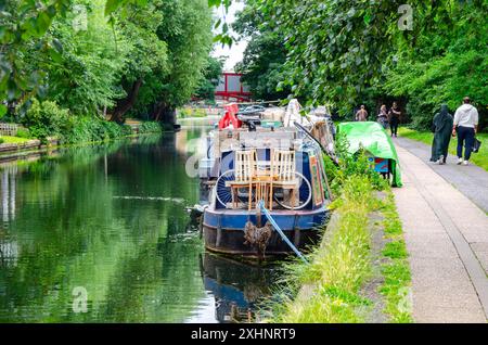 Schmalboote liegen am Rande des Grand Union Canal Paddington Arm, einer ruhigen, ruhigen Lage mitten in der geschäftigen Stadt London Stockfoto