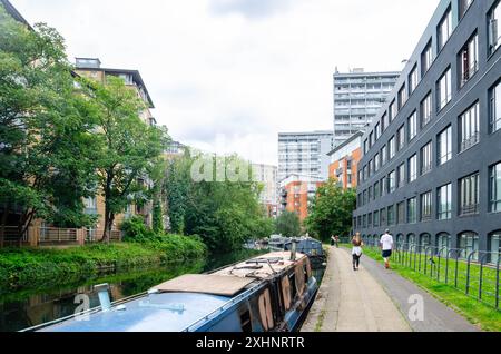 Schmalboote liegen am Rande des Grand Union Canal Paddington Arm, einer ruhigen, ruhigen Lage mitten in der geschäftigen Stadt London Stockfoto