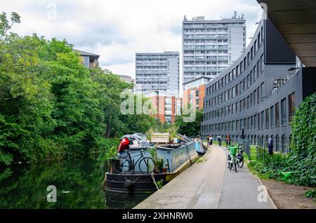 Schmalboote liegen am Rande des Grand Union Canal Paddington Arm, einer ruhigen, ruhigen Lage mitten in der geschäftigen Stadt London Stockfoto