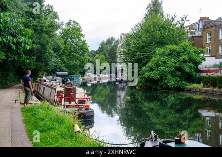 Schmalboote liegen am Rande des Grand Union Canal Paddington Arm, einer ruhigen, ruhigen Lage mitten in der geschäftigen Stadt London Stockfoto