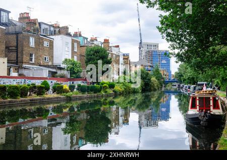 Schmalboote liegen am Rande des Grand Union Canal Paddington Arm, einer ruhigen, ruhigen Lage mitten in der geschäftigen Stadt London Stockfoto