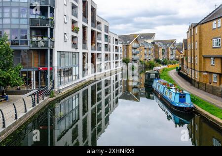 Schmalboote liegen am Rande des Grand Union Canal Paddington Arm, einer ruhigen, ruhigen Lage mitten in der geschäftigen Stadt London Stockfoto