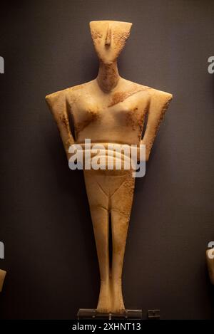 Frauenfigur mit gefalteten Armen, Kunst der Kykladen, 2800-2300 v. Chr., Archäologisches Nationalmuseum, Athen, Griechenland Stockfoto