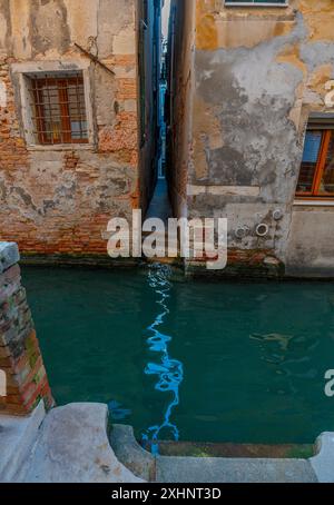 Venedig, Italien - 03. Juni 2024: Blick auf sehr schmale Gebäude in Venedig. Stockfoto