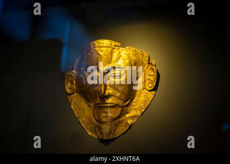 Maske von Agamemnon, eine goldene Grabmaske, die 1876 von dem deutschen Archäologen Heinrich Schliemann an der bronzezeitlichen Stätte von Mykene entdeckt wurde Stockfoto