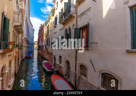 Venedig, Italien - 03. Juni 2024: Friedlicher Venedig-Kanal mit angedockten Booten. Stockfoto