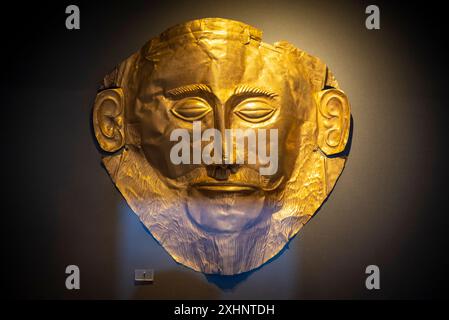 Maske von Agamemnon, eine goldene Grabmaske, die 1876 von dem deutschen Archäologen Heinrich Schliemann an der bronzezeitlichen Stätte von Mykene entdeckt wurde Stockfoto