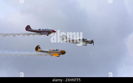 Vintage Yakovlev Yak 18T, Yak 50 und 52 im Flug gegen blauen Himmel. Stockfoto