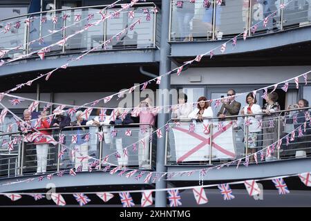 Die Leute warten vom Royal Yacht Hotel auf die Ankunft von König Charles III. Und Königin Camilla, um während ihres zweitägigen Besuchs auf den Kanalinseln am Weighbridge Place in St. Helier, Jersey, am Jersey Expo Event teilzunehmen. Bilddatum: Montag, 15. Juli 2024. Stockfoto