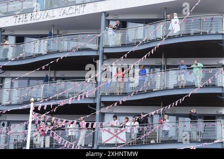 Die Leute warten vom Royal Yacht Hotel auf die Ankunft von König Charles III. Und Königin Camilla, um während ihres zweitägigen Besuchs auf den Kanalinseln am Weighbridge Place in St. Helier, Jersey, am Jersey Expo Event teilzunehmen. Bilddatum: Montag, 15. Juli 2024. Stockfoto