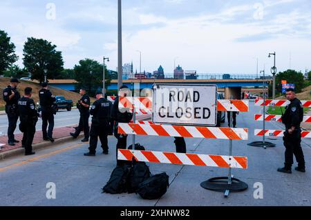 Milwaukee, Usa. Juli 2024. MILWAUKEE, WISCONSIN – 14. JULI: Die Polizei von Milwaukee versammelte sich am Vorabend der Republican National Convention (RNC) am 14. Juli 2024 in Milwaukee, Wisconsin. Der Konvent wird mit der Annahme der Präsidentschaftskandidaten seiner Partei durch den ehemaligen Präsidenten Donald Trump enden. Die RNC findet vom 15. Bis 18. Juli statt. Quelle: SOPA Images Limited/Alamy Live News Stockfoto