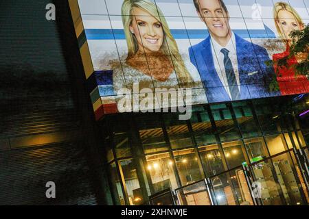 Milwaukee, Usa. Juli 2024. MILWAUKEE, WISCONSIN - 14. JULI: Ein Fox News Banner hängt vor dem FinServ Forrum am Vorabend der Republican National Convention (RNC) am 14. Juli 2024 in Milwaukee, Wisconsin. Der Konvent wird mit der Annahme der Präsidentschaftskandidaten seiner Partei durch den ehemaligen Präsidenten Donald Trump enden. Die RNC findet vom 15. Bis 18. Juli statt. (Foto: Jeremy Hogan/SOPA Images/SIPA USA) Credit: SIPA USA/Alamy Live News Stockfoto