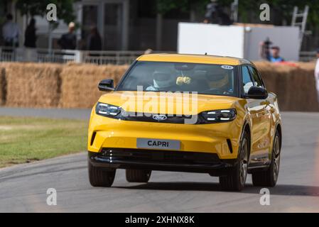 Ford Capri EV Elektro-SUV-Auto fährt beim Goodwood Festival of Speed 2024 Motorsport Event in West Sussex, Großbritannien, auf der Bergsteigerstrecke hinauf Stockfoto