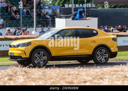 Ford Capri EV Elektro-SUV-Auto fährt beim Goodwood Festival of Speed 2024 Motorsport Event in West Sussex, Großbritannien, auf der Bergsteigerstrecke hinauf Stockfoto