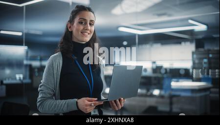 Porträt einer jungen attraktiven, multiethnischen Frau, die in die Kamera blickt und charmant lächelt. Spezialist bei der Arbeit, IT Manager, Software Engineering Professional Stockfoto