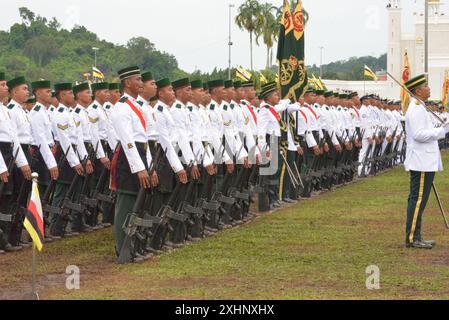 Bandar Seri Begawan, Brunei. Juli 2024. Am 15. Juli 2024 findet in Bandar Seri Begawan, der Hauptstadt von Brunei, eine traditionelle große Parade zum 78. Geburtstag von Sultan Haji Hassanal Bolkiah statt. Brunei hielt am Montag die traditionelle große Parade ab, die eine Reihe von Veranstaltungen zur Feier des 78. Geburtstags von Bruneis Sultan Haji Hassanal Bolkiah auslöst. Quelle: Jeffrey Wong/Xinhua/Alamy Live News Stockfoto