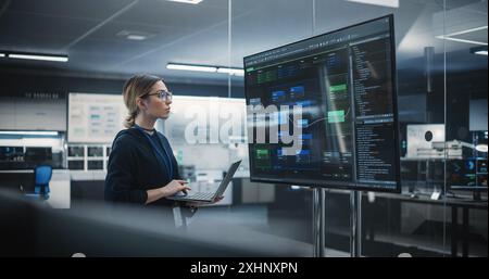 Porträt eines multiethnischen QS-Ingenieurs, der vor der Markteinführung an der Suche und Behebung von Fehlern in einem Produkt- oder Programmsoftware-Code arbeitet. Frau, die einen Laptop benutzt, mit Entwicklern Online zusammenarbeitet Stockfoto