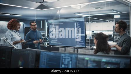 Team aus verschiedenen Software-Entwicklern, die eine Besprechung zur Überprüfung des Kodex durch die Abteilung für Computertechnik durchführen. Vorgesetzte, die eine Präsentation für Projektmanager im Büro durchführen Stockfoto