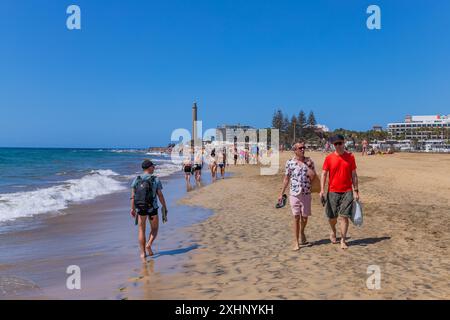 Gran Canaria, Spanien - 20. März 2024: Besucher besuchen den Strand Playa Ingles in Maspalomas, Gran Canaria. Spanien Stockfoto