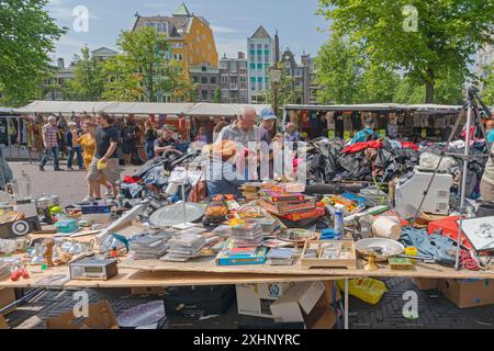 Amsterdam, Niederlande - 16. Mai 2018: Ein großer Haufen Gebrauchtbekleidung und Gebrauchtwaren Knick knackt Leute beim Einkaufen auf dem Flohmarkt im Stadtzentrum von Nizza Stockfoto