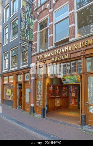 Amsterdam, Niederlande - 15. Mai 2018: Eingang zum Hash Marihuana und Hanf Museum Building in der Oudezijds Achterburgwal Street. Stockfoto