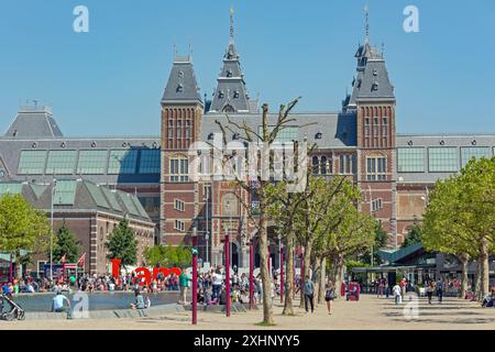 Amsterdam, Niederlande - 15. Mai 2018: Ein Haufen Menschen vor dem Rijksmuseum Niederländisches Nationalmuseum für Kunst und Geschichte, heißer Frühlingstag. Stockfoto