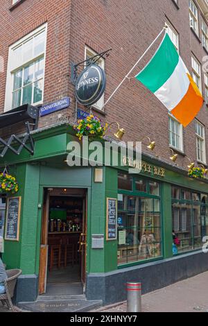 Amsterdam, Niederlande - 18. Mai 2018: Big Flag im Irish Pub Temple Bar Guinness Beer in der Ecke Kloveniersburgwal und Barndesteeg Street in Capital C Stockfoto