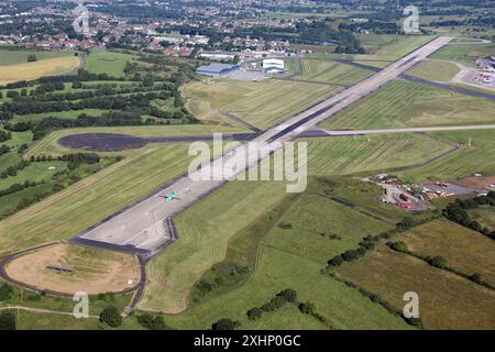 Luftaufnahme des Flughafens Leeds Bradford (Bild vom südlichen Ende der Start- und Landebahn 32) mit einem Aer Lingus ATR72 Turboprop-Flugzeug im Rollen Stockfoto