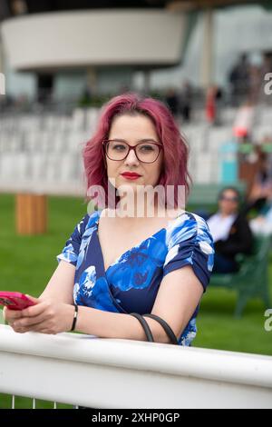 Ascot, Berkshire, Großbritannien. Juli 2024. Ein Rennfahrer, der die Rennen bei Ascot-Rennen genießt. Kredit: Maureen McLean/Alamy Stockfoto