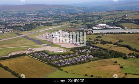 Aus der Vogelperspektive von Osten, westlich des Flughafens Leeds Bradford mit dem Langzeitparkplatz in der Vorgeschichte Stockfoto