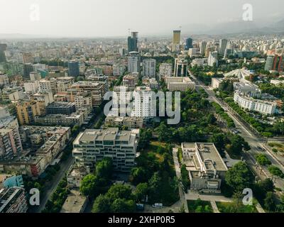 Sonnenuntergang über Tirana Albanien, Panoramablick auf die Stadt aus der Luft. Hochwertige Fotos Stockfoto