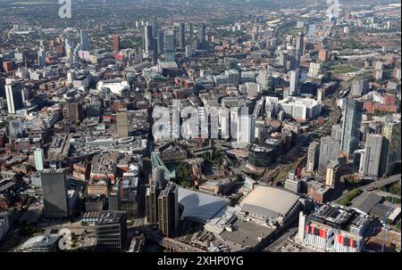 Aus der Vogelperspektive auf das Stadtzentrum von Manchester mit Blick in südwestlicher Richtung von der AO Arena & Victoria Station, die Deansgate hinunter zum Deansgate Square Stockfoto