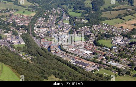 Aus der Vogelperspektive des Dorfes Mytholmroyd am Rochdale Canal. In der Pfarrei Hebden Royd, in der Nähe der Hebden Bridge, West Yorkshire Stockfoto