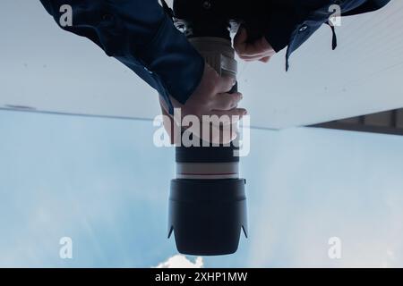 Hände halten die große Kamera Stockfoto