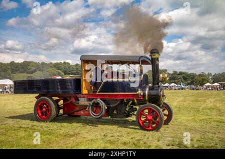 Parham/UK - 13. Juli 2024: Enthusiasten fahren auf der Sussex Steam Fair, Storrington, Großbritannien, einen 1920er Clayton und Shuttleworth Overtype Dampfwagen. Stockfoto