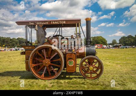 Parham / Großbritannien - 13. Juli 2024: Enthusiasten fahren auf der Sussex Steam Fair, Storrington, Großbritannien, eine braune Wallis-Dampflokomotive. Stockfoto