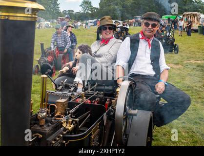 Storrington / Großbritannien - 13. Juli 2024: Dampfbegeisterte fahren auf der Sussex Steam Fair, Parham, Storrington, Großbritannien, ihre maßstabsgetreue Dampftriebmaschine. Stockfoto