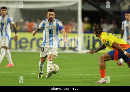 Argentinas Stürmer Lionel Messi C kontrolliert den Ball während des Finalspiels der Copa AmÃ rica USA 2024 gegen Kolumbien im Hard Rock Stadium am 14. Juli 2024 MIAMI UNITED STATES Copyright: XALEJANDROxPAGNIx Stockfoto