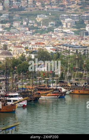 Antalya, Türkei - 12. April 2024: Blick auf den Yachthafen von Alanya und Wanderweg, eines der touristischen Viertel von Antalya, vom Roten Turm aus Stockfoto