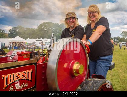 Storrington / Großbritannien - 13. Juli 2024: Dampfbegeisterte fahren auf der Sussex Steam Fair, Parham, Storrington, Großbritannien, ihre maßstabsgetreue Dampftriebmaschine. Stockfoto