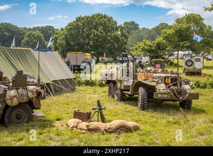 Parham / Großbritannien - 13. Juli 2024: US WW2 Dodge WC Series Truck mit Maschinengewehr auf der Sussex Steam Fair in Storrington, West Sussex, Großbritannien. Stockfoto