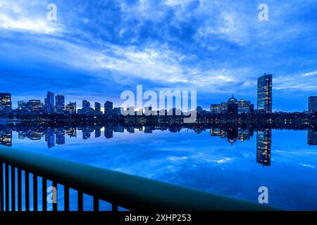 Boston Massachusetts. Blick über die Skyline des Charles River von Boston in der Morgendämmerung. Stockfoto